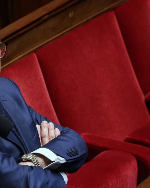 Éric Ciotti exhorte les Républicains à se retirer du gouvernement macroniste.