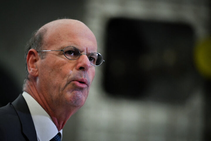 Éric Lombard dénoncé par le "Canard" pour une sous-évaluation de son patrimoine de plusieurs millions d'euros.
