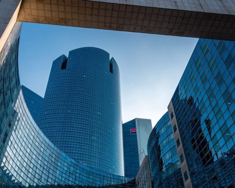 Évolution du secteur bancaire : panorama des banques les plus compétitives en 2025 face à un ralentissement de l'économie française selon l'Insee.
