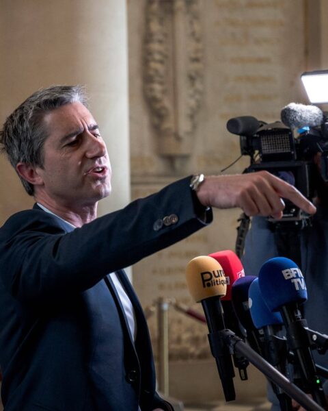 François Ruffin inaugure son mouvement « Debout » pour soutenir les personnes modestes et mal à l'aise.