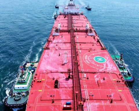 Greenpeace avertit d'un potentiel désastre environnemental suite à la collision de deux pétroliers.
