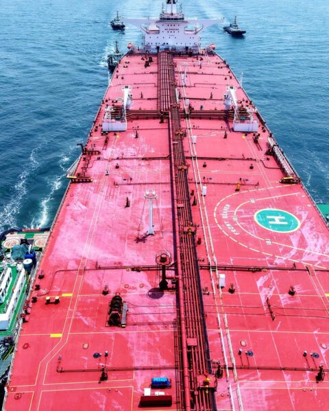 Greenpeace avertit d'un potentiel désastre environnemental suite à la collision de deux pétroliers.