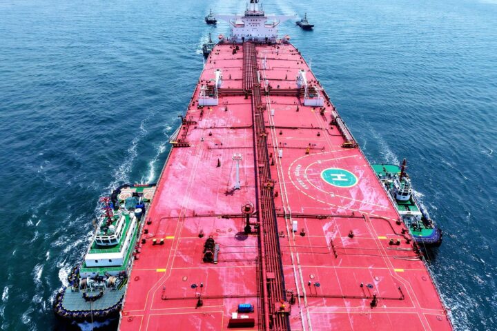 Greenpeace avertit d'un potentiel désastre environnemental suite à la collision de deux pétroliers.