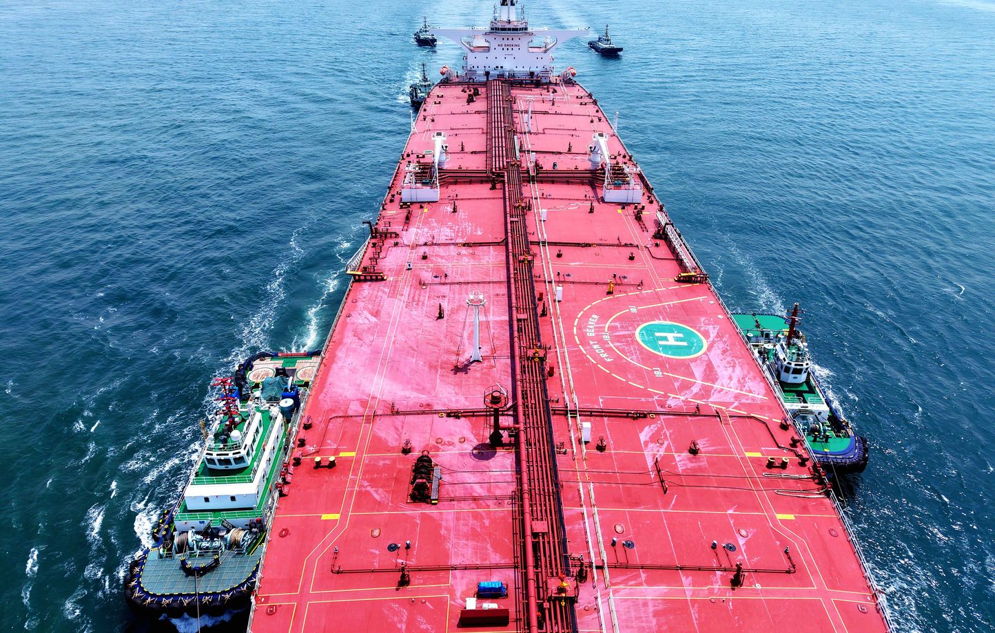 Greenpeace avertit d'un potentiel désastre environnemental suite à la collision de deux pétroliers.