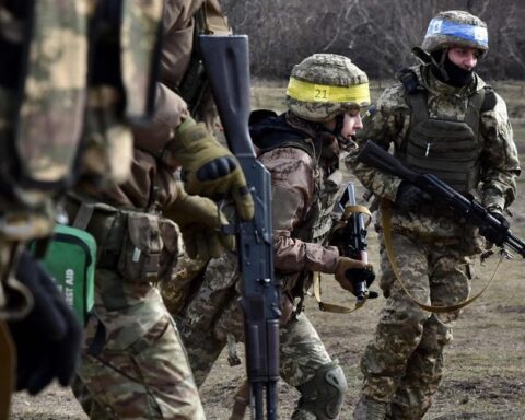 Guerre en Ukraine : un prisonnier ukrainien libéré découvre l'inscription "Gloire à la Russie" sur son ventre à Kiev.