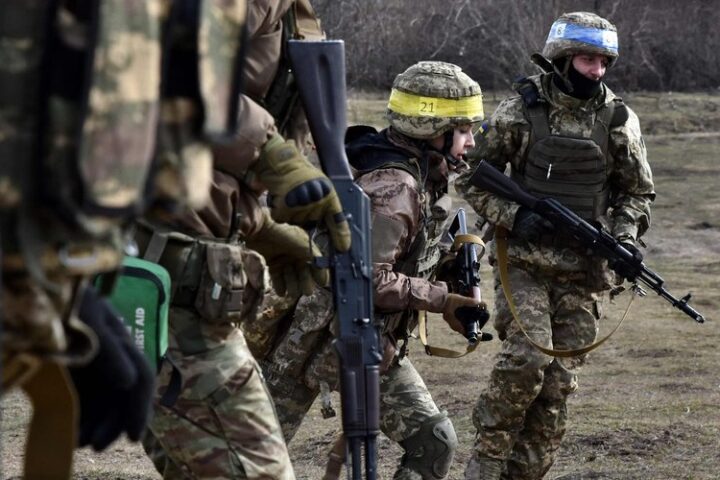Guerre en Ukraine : un prisonnier ukrainien libéré découvre l'inscription "Gloire à la Russie" sur son ventre à Kiev.