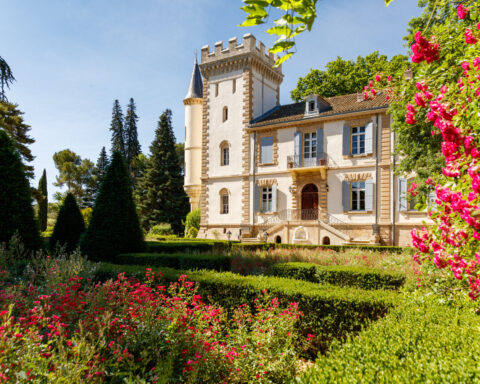 Hôtel, secrets de famille et mystères : découvrez "Nouveau jour", le nouveau feuilleton quotidien de M6.