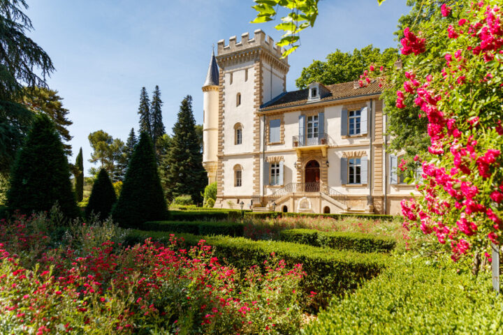 Hôtel, secrets de famille et mystères : découvrez "Nouveau jour", le nouveau feuilleton quotidien de M6.