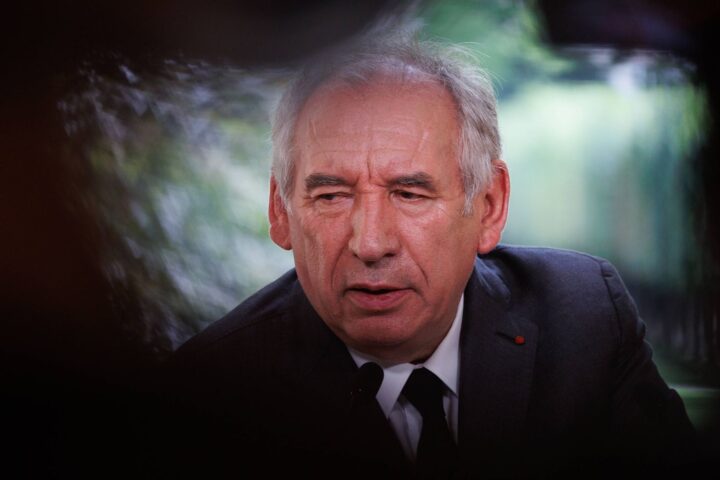 Huit Français sur dix expriment leur mécontentement à l'égard de François Bayrou, un chiffre sans précédent.