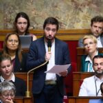 Huit mois après un contrôle positif à la cocaïne, Andy Kerbrat (LFI) fait son retour à l'Assemblée nationale.