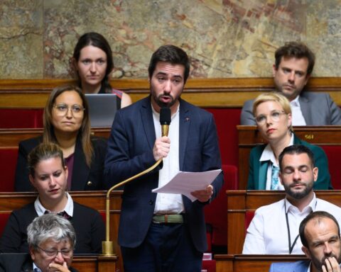 Huit mois après un contrôle positif à la cocaïne, Andy Kerbrat (LFI) fait son retour à l'Assemblée nationale.