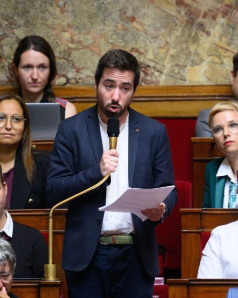 Huit mois après un contrôle positif à la cocaïne, Andy Kerbrat (LFI) fait son retour à l'Assemblée nationale.