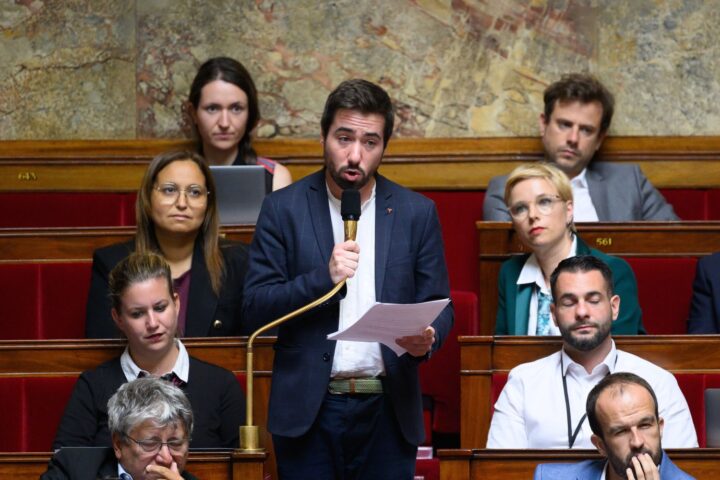 Huit mois après un contrôle positif à la cocaïne, Andy Kerbrat (LFI) fait son retour à l'Assemblée nationale.