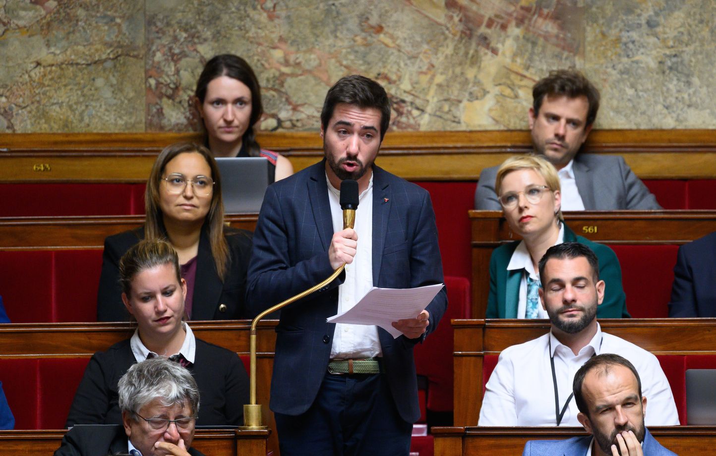 Huit mois après un contrôle positif à la cocaïne, Andy Kerbrat (LFI) fait son retour à l'Assemblée nationale.