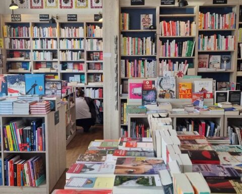 La bande dessinée controversée "La Belle et la Bête" de Jul, initialement censurée par le gouvernement, est enfin disponible en librairie.