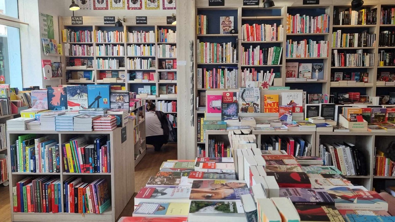 La bande dessinée controversée "La Belle et la Bête" de Jul, initialement censurée par le gouvernement, est enfin disponible en librairie.