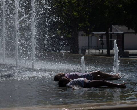 La canicule s'intensifie avec 53 départements placés en vigilance orange ce dimanche.