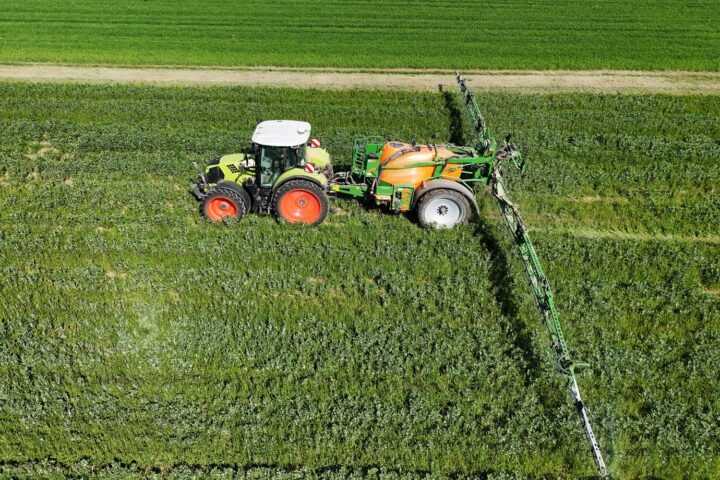 La loi Duplomb sur les pesticides, controversée, examinée en commission parlementaire restreinte.