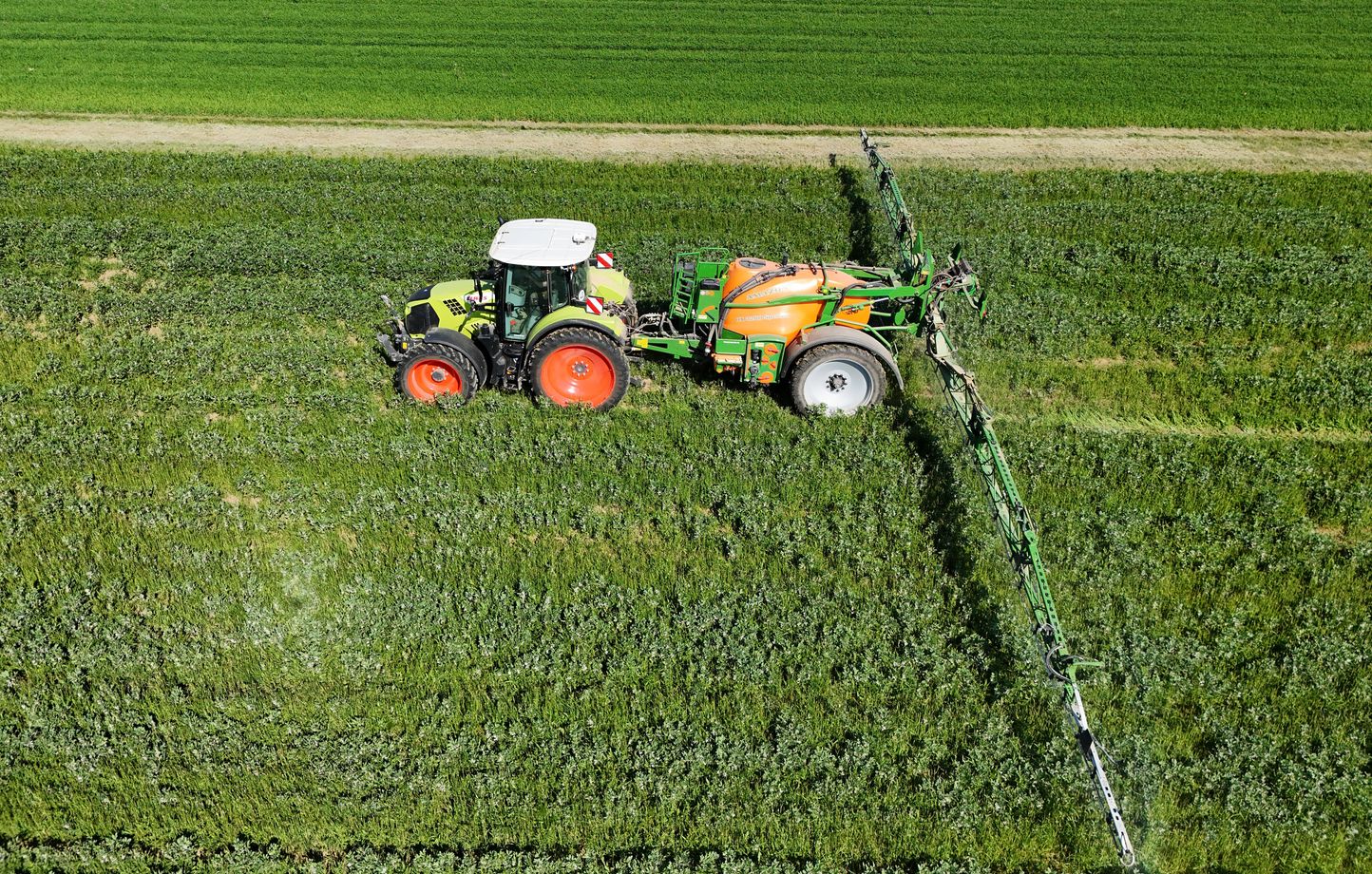 La loi Duplomb sur les pesticides, controversée, examinée en commission parlementaire restreinte.