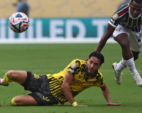 Le Borussia Dortmund entame sa Coupe du monde des clubs avec un match nul contre Fluminense suite au décès de Bernard Lacombe, légende du football.