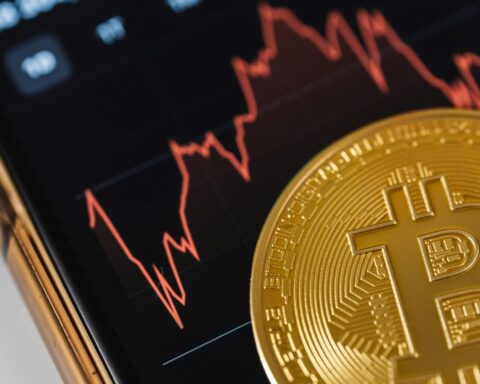 Les frappes américaines contre l'Iran font chuter temporairement le bitcoin en dessous de 100.000 dollars.