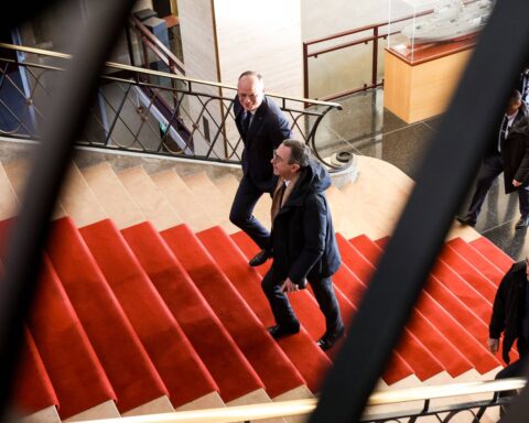 Les rivaux Philippe et Retailleau se rencontrent à Paris et évitent le face-à-face.