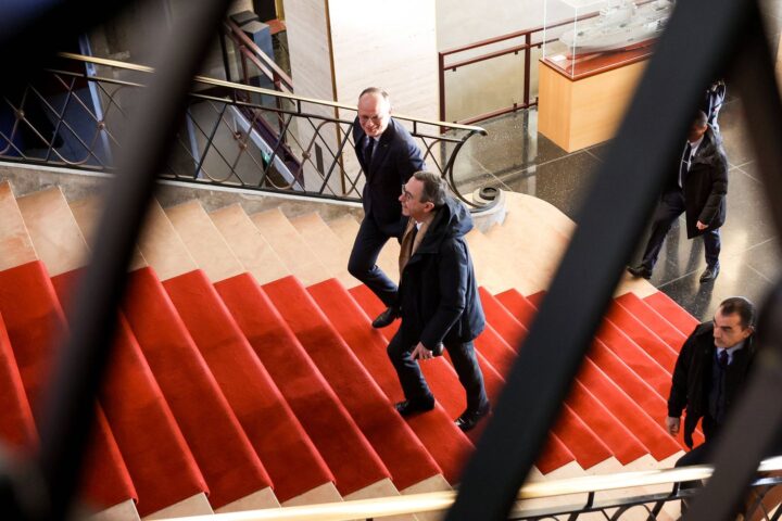Les rivaux Philippe et Retailleau se rencontrent à Paris et évitent le face-à-face.