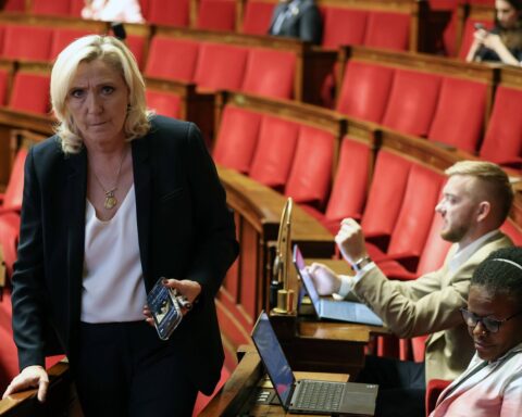 Marine Le Pen exhorte son groupe à anticiper une éventuelle dissolution.
