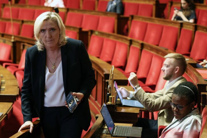 Marine Le Pen exhorte son groupe à anticiper une éventuelle dissolution.