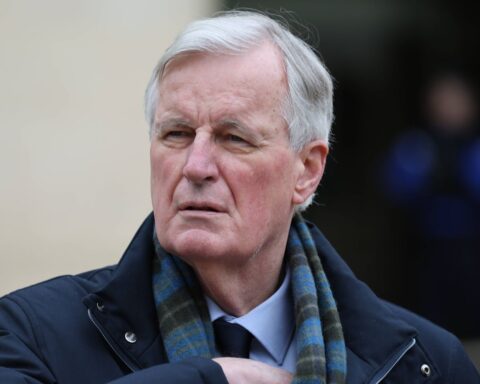 Michel Barnier soutient une nouvelle « dissolution » en cas de censure parlementaire.
