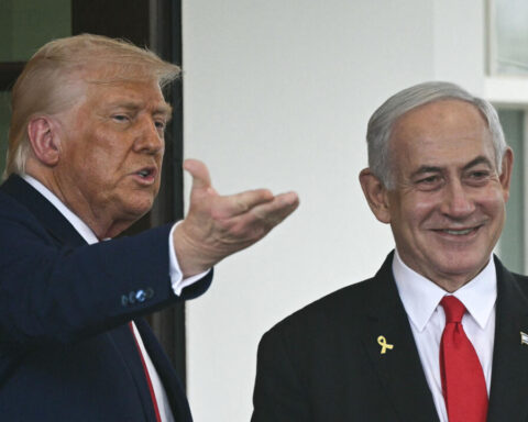 Partir en guerre ou opter pour la négociation ? Les incertitudes de Donald Trump face au conflit Israël-Iran et la situation précaire du régime iranien.