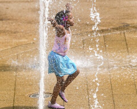 Quatre départements placés en vigilance orange aujourd'hui, treize demain : le sud de la France frappé par la canicule.