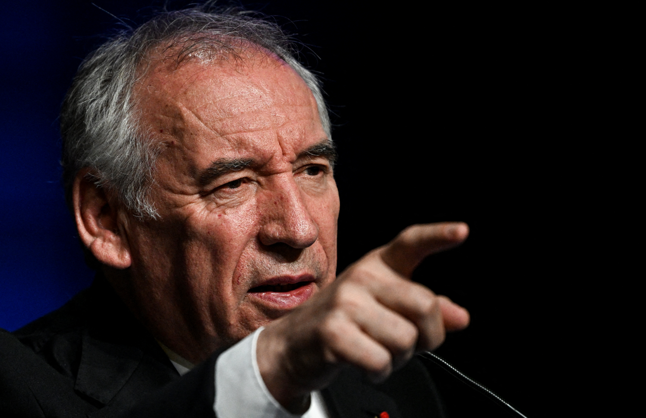 Réforme des retraites : incitations pour les seniors et prolongation des discussions, les efforts de François Bayrou pour relancer le conclave.