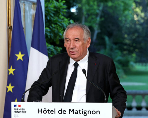 Réforme des retraites : les députés du PS annoncent le dépôt d'une motion de censure à l'encontre de François Bayrou.