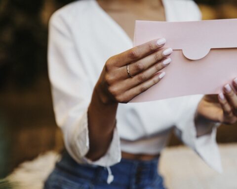 Refuser une invitation sur TikTok : le phénomène de la tendance « messy girl » et l’imperfection maîtrisée d’Emma et Noah.