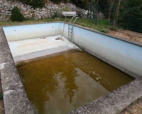 Rennes devient la première ville à imposer des restrictions sévères sur la taille des piscines privées.