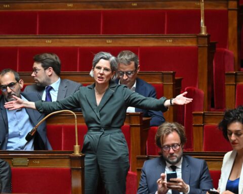 Rousseau condamne un « suicide collectif » suite au moratoire imposé sur les éoliennes.