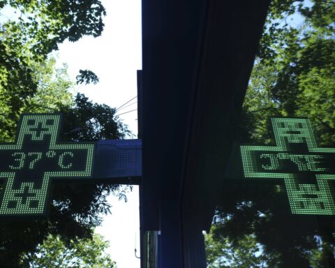 Seize départements, y compris le Bassin parisien, passent en vigilance rouge mardi.