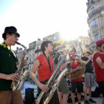 "Un besoin urgent de se rafraîchir : la fête de la musique se déroule sous une chaleur écrasante en France"
