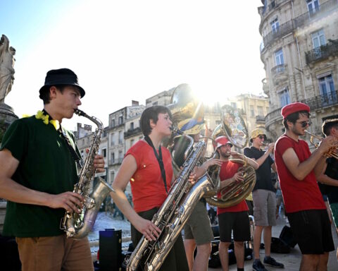 "Un besoin urgent de se rafraîchir : la fête de la musique se déroule sous une chaleur écrasante en France"