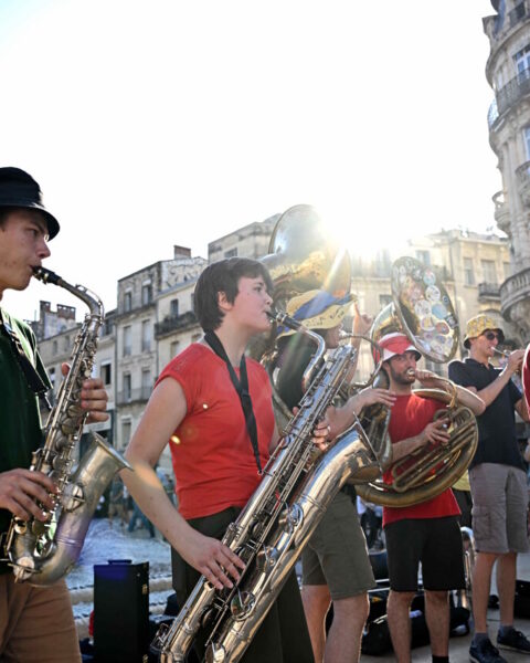 "Un besoin urgent de se rafraîchir : la fête de la musique se déroule sous une chaleur écrasante en France"