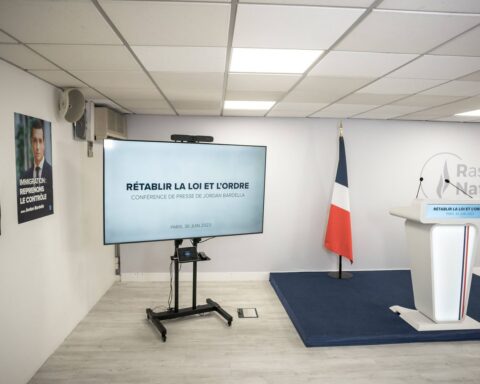 Un employé du Rassemblement national tente de mettre fin à ses jours au siège du parti.