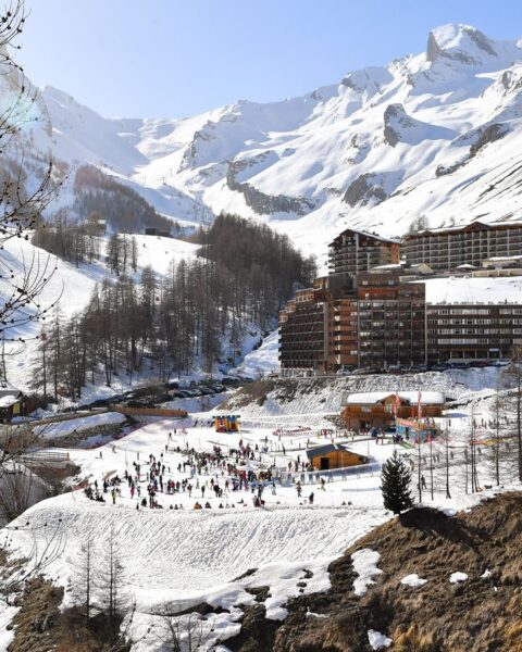 Un petit village des Alpes du Sud décide de mettre fin au ski alpin dans sa station.