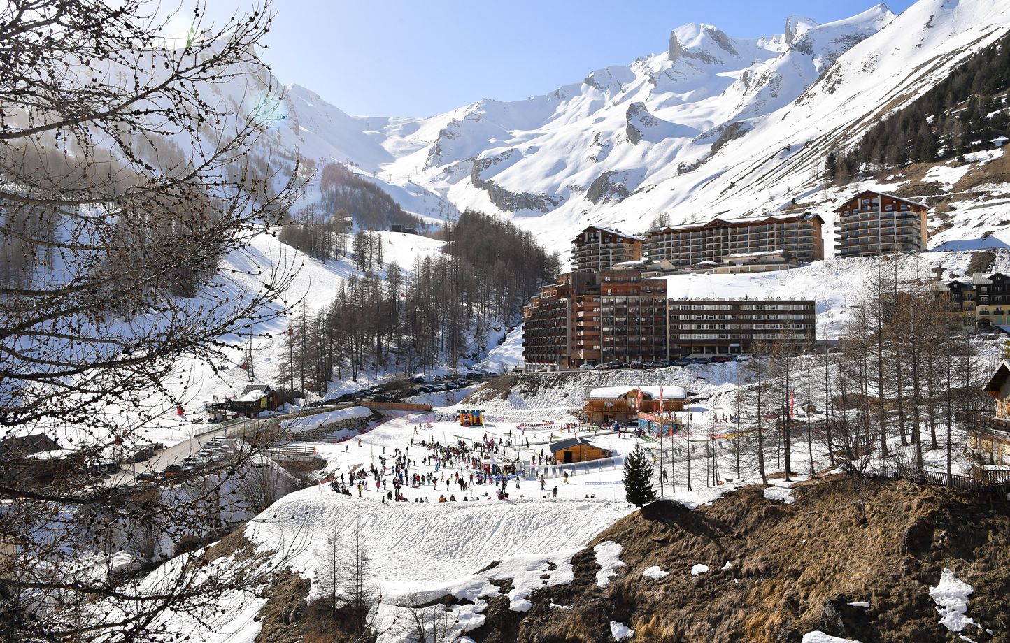 Un petit village des Alpes du Sud décide de mettre fin au ski alpin dans sa station.