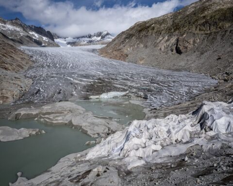 Un village de Savoie en danger en raison d'un lac glaciaire sur le point de se rompre.