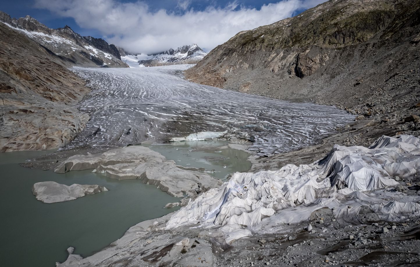 Un village de Savoie en danger en raison d'un lac glaciaire sur le point de se rompre.