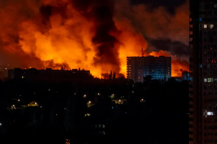 Attaque nocturne massive sur Kyiv : frappes balistiques et drones font des morts et des destructions