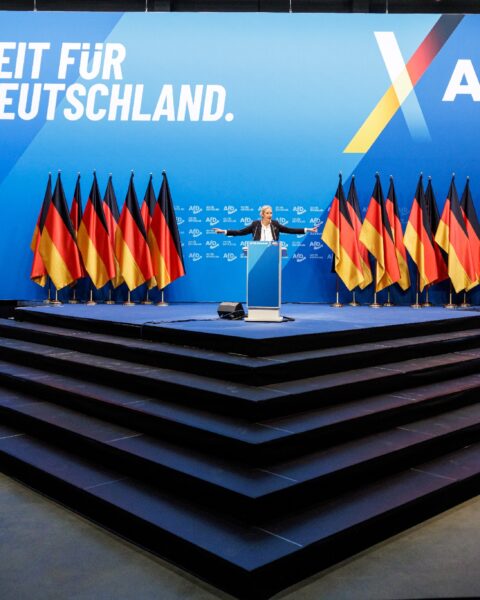 Le parti AfD exige la rediffusion de l’interview interrompue par des protestations à Berlin