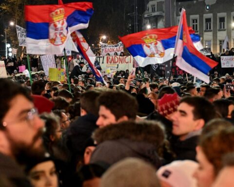 Les tensions montent en Serbie alors que l’UE appelle à éviter la violence contre les manifestants