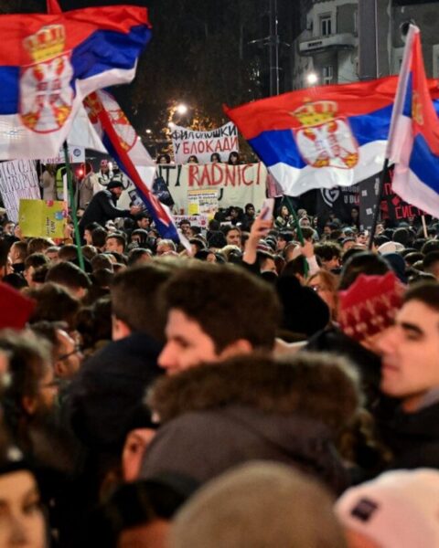 Les tensions montent en Serbie alors que l’UE appelle à éviter la violence contre les manifestants